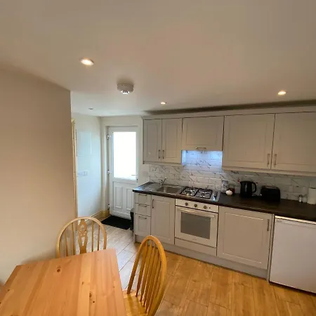 Beautiful 2-bed Near Διαμέρισμα