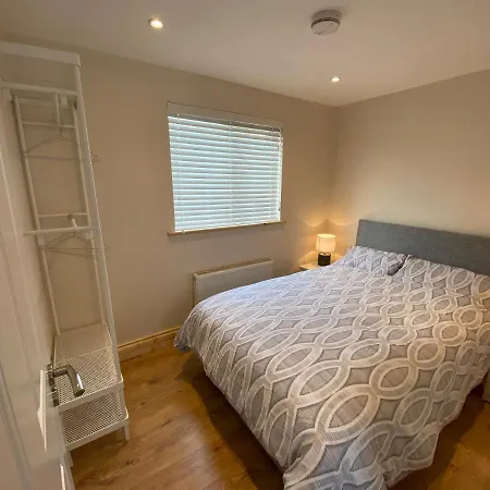 Apartment Beautiful 2-bed Near *